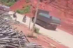 Tai nạn liên hoàn giữa xe máy và xe tải, hai người thương vong