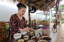 Thích thú thói quen 'đi chợ thì hay ăn hàng'