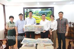 Trao tặng hơn 800 phụ san ấn phẩm báo in tranh panorama 'Chiến dịch Điện Biên Phủ' cho Sở Giáo dục và Đào tạo