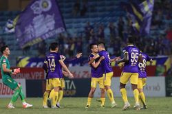 Văn Quyết ghi điểm với HLV Kim Sang Sik