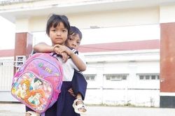 Cảm phục cô bé lớp 1 cõng bạn đến trường