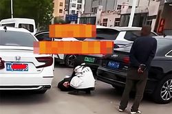 Chồng quỳ xuống cầu xin vợ ly hôn ngay giữa đường, biết lý do người dì đứng bên bật cười