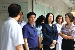 Phó chủ tịch Quốc hội và Bộ trưởng Y tế thăm các nạn nhân vụ cháy