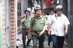 Thứ trưởng Bộ Công an Trần Quốc Tỏ tới hiện trường vụ cháy nhà trọ 14 người chết ở Hà Nội