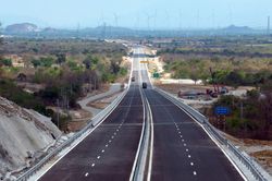 Xuất hiện tình trạng ném đá, tháo hàng rào trên cao tốc Cam Lâm - Vĩnh Hảo
