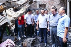 Phó Thủ tướng Trần Hồng Hà trực tiếp chỉ đạo khắc phục hậu quả vụ cháy nhà trọ ở Trung Kính