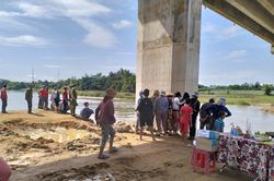 Nước lũ làm sập cầu tạm, cuốn trôi một người xuống sông Trà Bồng