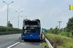 Cháy xe khách trên cao tốc Cầu Giẽ - Ninh Bình