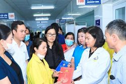 Phó Bí thư Thường trực Thành ủy Nguyễn Thị Tuyến thăm, động viên nạn nhân vụ cháy tại Trung Kính