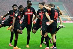 Cựu sao Arsenal lập siêu phẩm, Leverkusen chính thức giành cú đúp danh hiệu danh giá