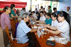Khám bệnh, tư vấn sức khỏe và cấp phát thuốc miễn phí cho 300 trường hợp