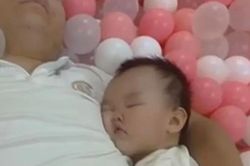 Bố đưa con đi chơi không về, mẹ tá hỏa tìm và cái kết