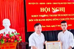 Chủ tịch UBND tỉnh Nam Định tặng bằng khen hai thanh niên cứu người trong đám cháy tại Trung Kính (Hà Nội)