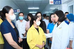 Ủy ban MTTQ Việt Nam phường Trung Hòa tiếp nhận ủng hộ các nạn nhân vụ cháy