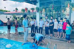 Phường Diên Hồng dạy bơi miễn phí cho trẻ em có hoàn cảnh khó khăn