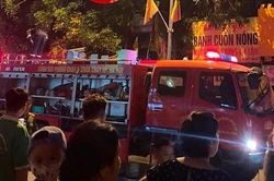 Dập tắt đám cháy nhà dân gần khu tập thể Kim Liên