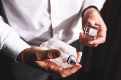 Đình chỉ lưu hành, yêu cầu thu hồi 8 loại nước hoa nhập khẩu