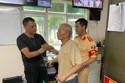 Cụ ông 75 tuổi đi lạc được CSGT giúp đỡ, đoàn tụ với gia đình