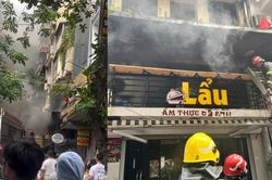 Cháy quán lẩu trên phố Hàng Hành, quận Hoàn Kiếm