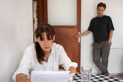 Nghỉ việc ở nhà bán hàng, câu nói của chồng lúc ăn cơm khiến vợ tức nghẹn