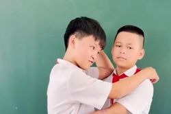 Học sinh choảng nhau trong tiết học, cô giáo liền ra hình phạt nhớ đời