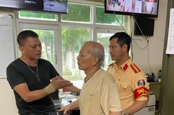 Cụ ông đi tập thể dục quên đường về nhà được giúp đỡ