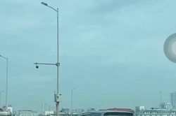 Tài xế lùi xe ô tô trên cao tốc vành đai 3