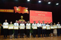 Tuyên dương các tập thể, cá nhân có thành tích xuất sắc trong thực hiện Chỉ thị 38 của Ban Bí thư