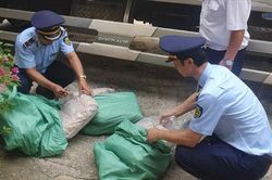Phát hiện 4 tấn chân gà đã đổi màu, chảy nước