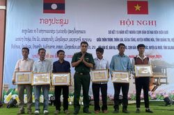 Sơ kết 15 năm kết nghĩa cụm dân cư hai bên biên giới Việt Nam - Lào