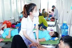 Vụ 71 công nhân ngộ độc tập thể: Kiểm tra bếp ăn, phát hiện 'nhiều tồn tại'