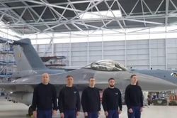 Tổng thống Zelensky bất cẩn làm lộ mặt các phi công Ukraine học lái F-16