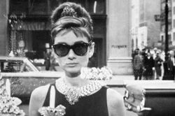 Những chiếc kính râm lớn là vũ khí thời trang của Audrey Hepburn