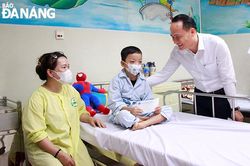 Trưởng ban Tổ chức Thành ủy Nguyễn Đình Vĩnh thăm, tặng quà nhân ngày Quốc tế thiếu nhi