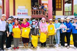 Trao 100 suất quà cho học sinh miền núi