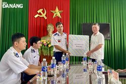 Cảnh sát biển đồng hành với ngư dân Đà Nẵng