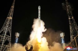 Ông Kim Jong-un nói gì sau khi phóng tên lửa thất bại?