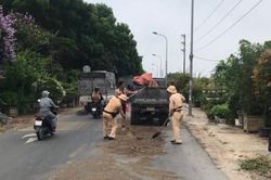 Truy tìm phương tiện gây ra vệt dầu loang kéo dài khoảng 3km trên đường