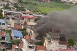 Cháy ngùn ngụt tại nhà trọ ở Hà Đông, 9 người được cứu thoát