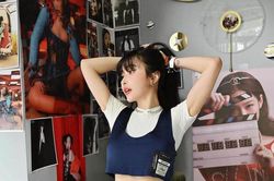 Bà xã Minh Nhựa diện croptop khoe vòng eo 'vàng mười'