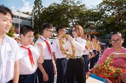 Hình ảnh Lý Nhã Kỳ đeo khăn quàng đỏ, thăm trường cũ, tặng học bổng cho các em học sinh