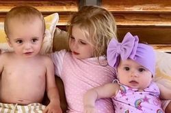 Hình ảnh đáng yêu của 2 con nhỏ nhà Paris Hilton đi nghỉ cùng gia đình