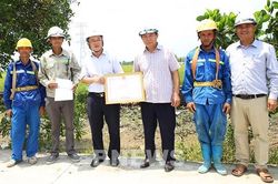 Khen thưởng các đơn vị hoàn thành gói thầu dựng cột đầu tiên Dự án Nam Định I – Phố Nối