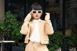 Mẫu nhí 8 tuổi khuấy động cư dân mạng với bộ ảnh chào ngày Quốc tế Thiếu nhi