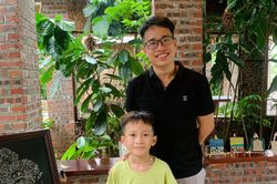 Chàng nhân viên pha chế rượu vẽ tranh từ mảnh vụn thủy tinh