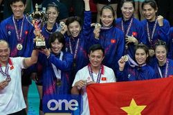 HLV Tuấn Kiệt có hành động đầy ý nghĩa với Thanh Thúy ở chung kết Cúp châu Á, khiến CĐV khen ngợi hết lời