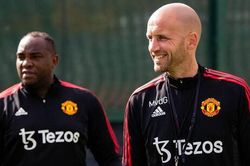 Trợ lý rời MU, 'điềm xấu' cho Erik ten Hag?