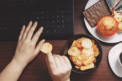 6 lý do bạn muốn bỏ ngay thói quen ăn trưa tại bàn làm việc