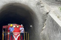 Thông hầm đường sắt Chí Thạnh sau 10 ngày sụt lở
