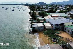 Sóng biển xâm thực mạnh uy hiếp khu dân cư ven biển ở Ninh Thuận